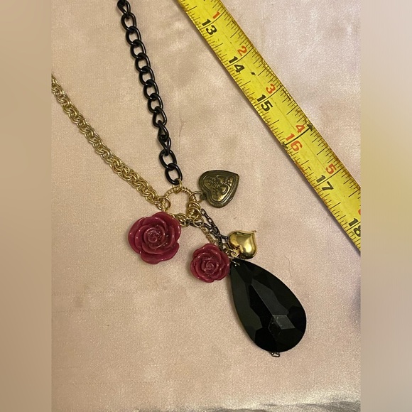 Betsey Johnson long rosette dangle statement necklace with 5 pendants. - Picture 5 of 8